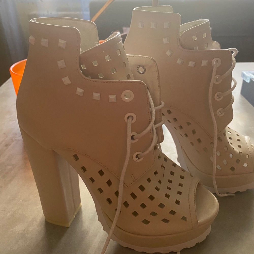 Women’s Shoes size 5 (runs big, fits size 6)